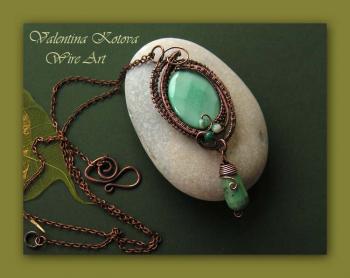 Pendant with green agate