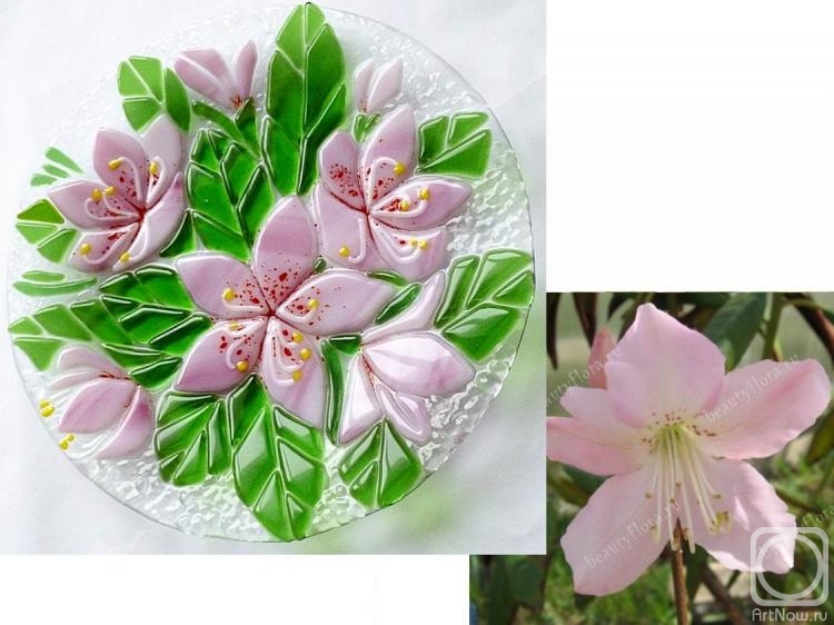 Repina Elena. A small plate "Rhododendron" fusing glass