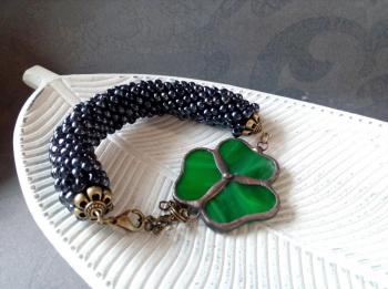 Bracelet with beads and a Tiffany shamrock