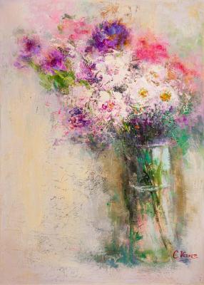 Summer bouquet of flowers in a glass vase. Vevers Christina