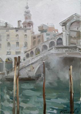 Venice in winter. Foggy morning at the Ponte Rialto. San Polo