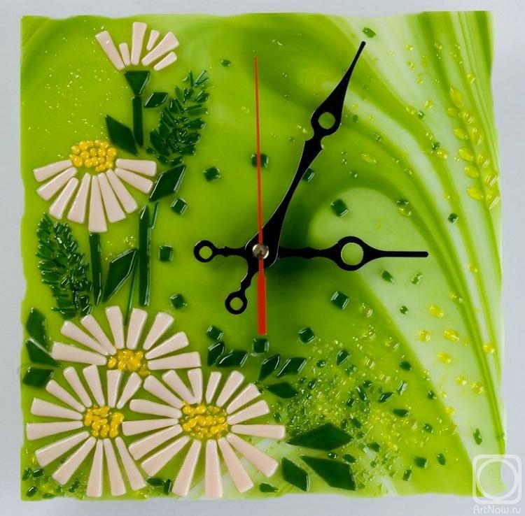 Repina Elena. Wall clock "marguerites" glass, fusing
