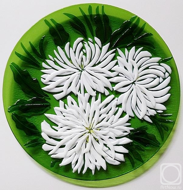 Repina Elena. Dish-panel "White Chrysanthemums" (fusing)