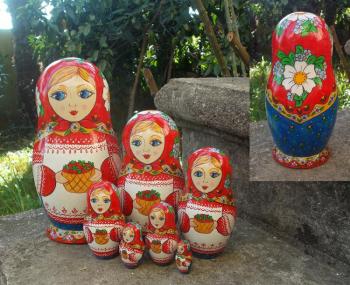 Matryoshka with strawberries (7 set) (Souvenir From Russia). Razumova Lidia