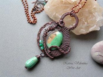 Pendant with green agate
