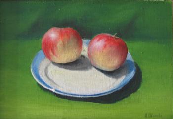 Apples on a saucer