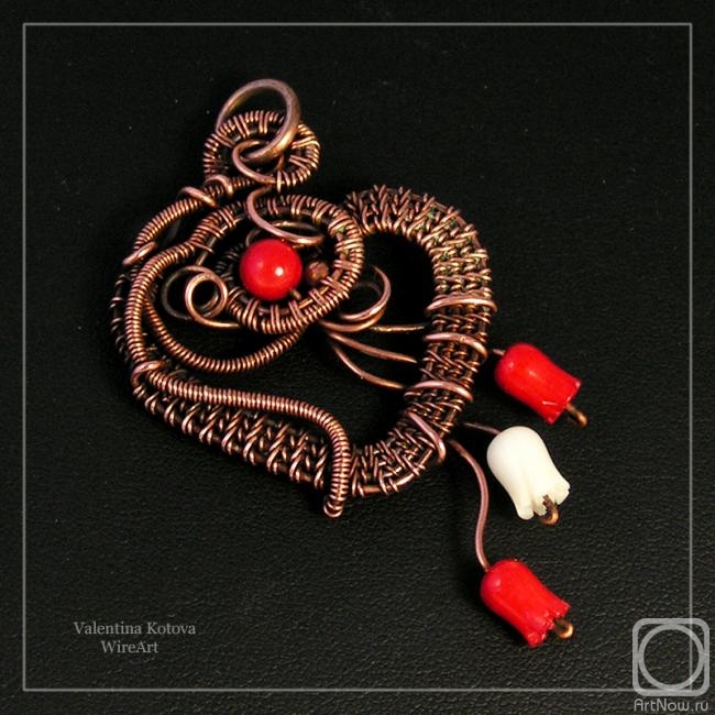 Kotova Valentina. Copper heart pendant with coral beads