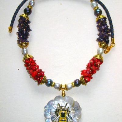 Pendant necklace Bee