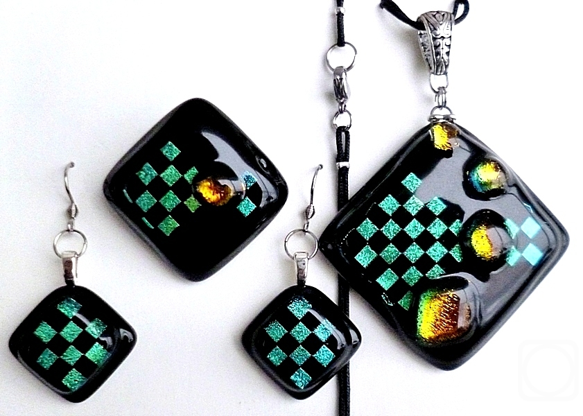 Repina Elena. A set of jewelry made of fused glass with dichroic "Knight's move" glass fusing