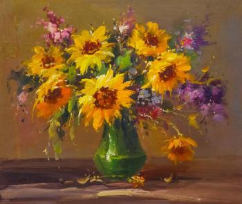 Bouquet of sunflowers in a green vase