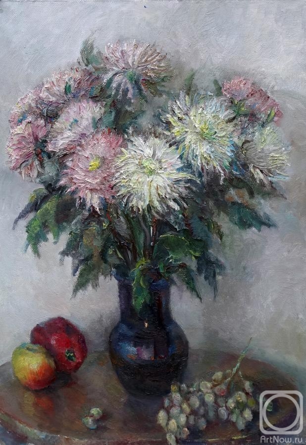 Kalmykova Yulia. Still life with chrysanthemums and grapes