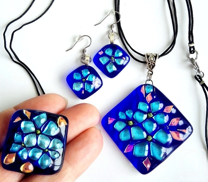 Repina Elena. Jewelry set "Blue" glass fusing