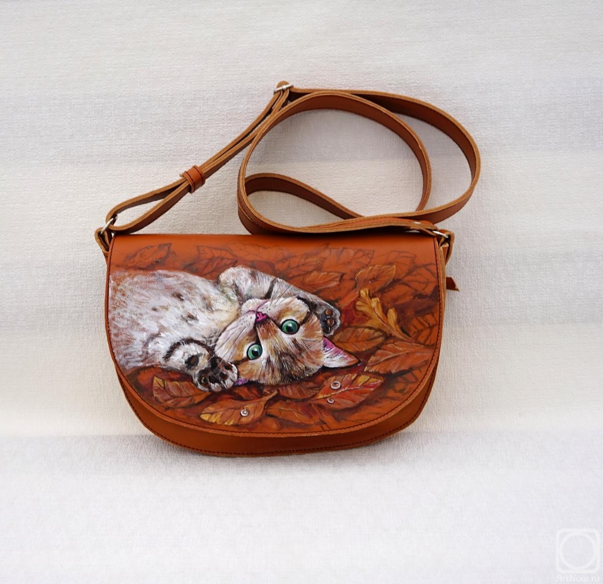 Zarechnova Yulia. Leather bag with painting " Kitten in leaves"