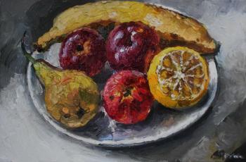 The fruit on the plate. Yaguzhinskaya Anna