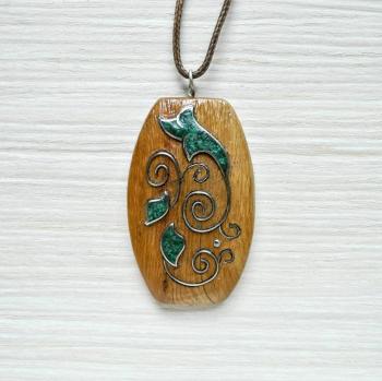Pendant made of wood with malachite