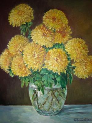 Chrysanthemums in a glass vase. Schedrinova Tatyana
