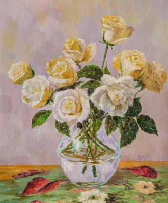 Bouquet of tea roses in a glass vase. Vlodarchik Andjei