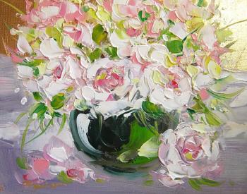 Bouquet of roses on gold leaf