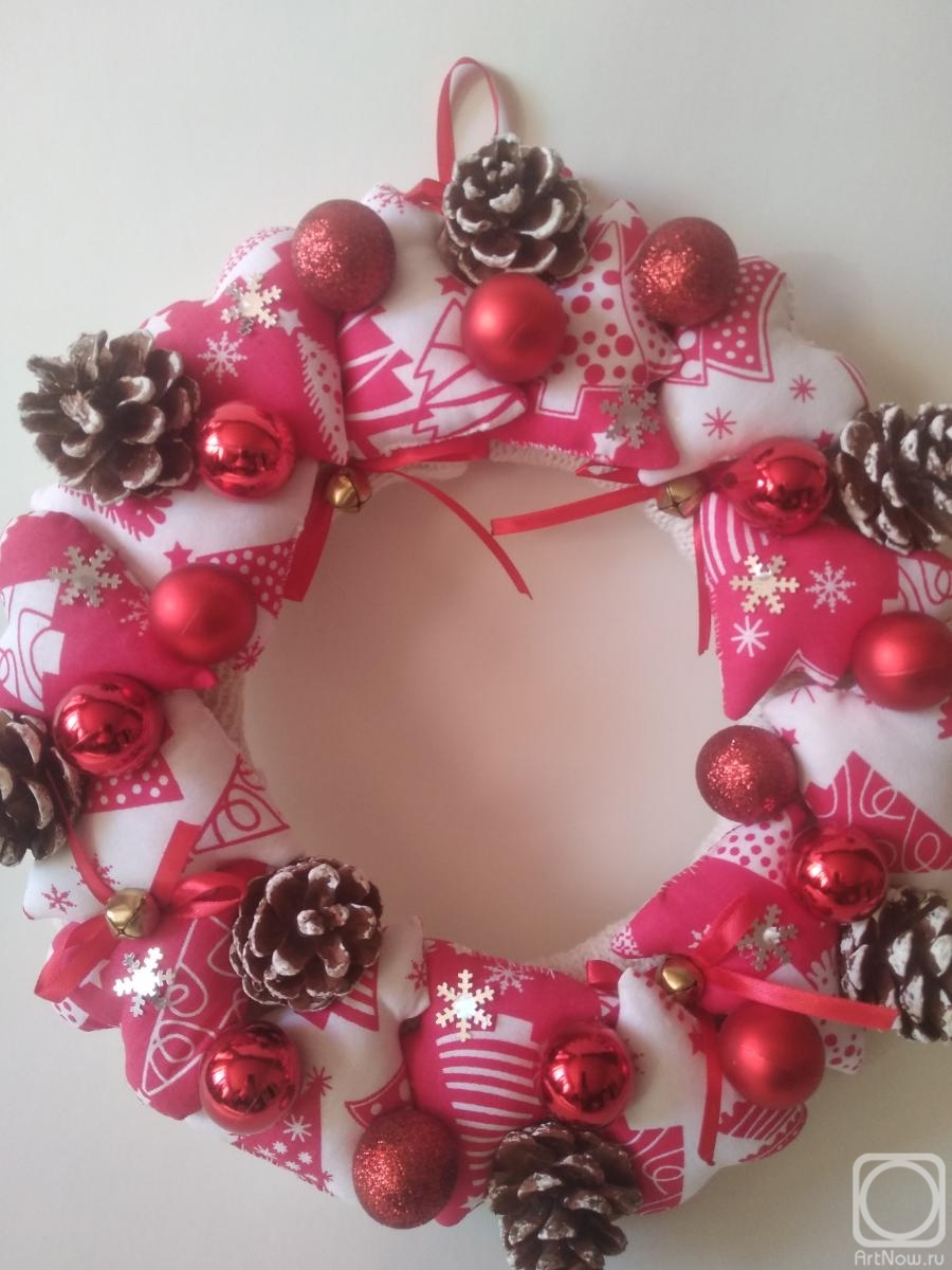 Taran Diana. Christmas wreath with textile hearts and natural cones