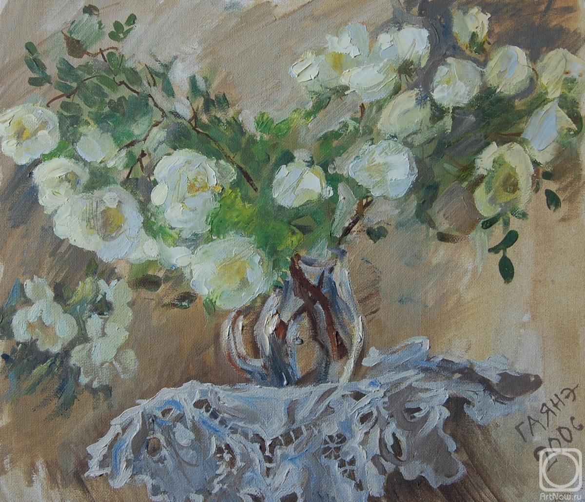Dobrovolskaya Gayane. White roses on a napkin