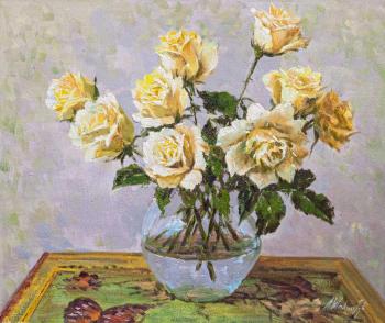 Bouquet of white roses in a glass vase. Vlodarchik Andjei