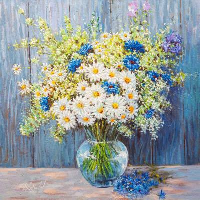 Summer bouquet. Daisies and cornflowers