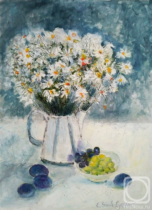 Savelyeva Elena. Still life with daisies and plums
