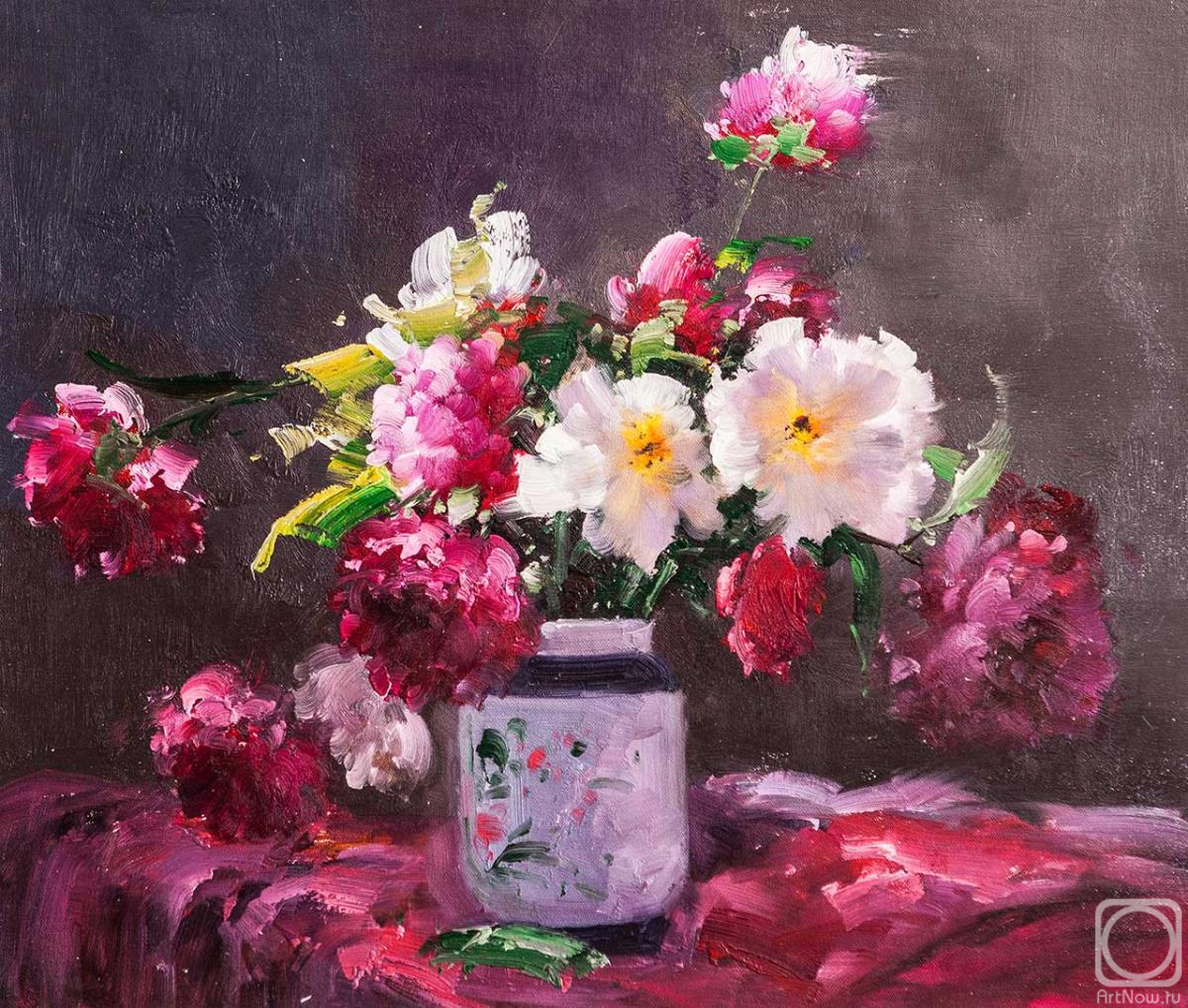 Gomes Liya. Bouquet of peonies in a Chinese vase