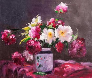 Bouquet of peonies in a Chinese vase