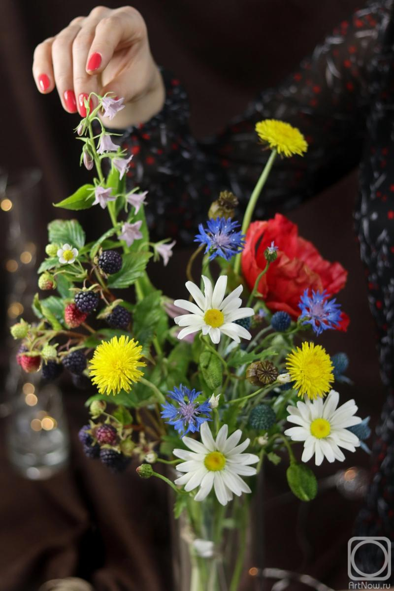 Gorchakova Yuliya. Bouquet of meadow flowers and berries from cold porcelain (polymer clay)