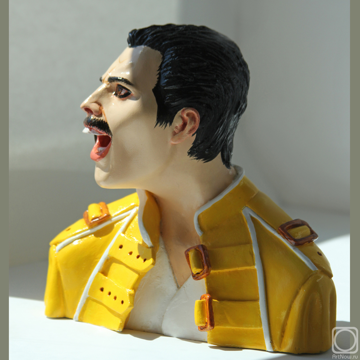 Churkina Larisa. Freddie Mercury figure in an yellow jaket (Rockportrait)