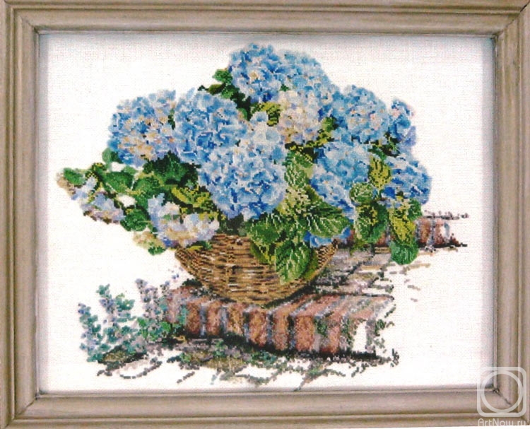 Gvozdetskaya Tatiana. Blue hydrangea in a basket
