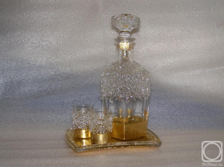 Mishchenko-Sapsay Svetlana. Whiskey bottle with a tray and glasses