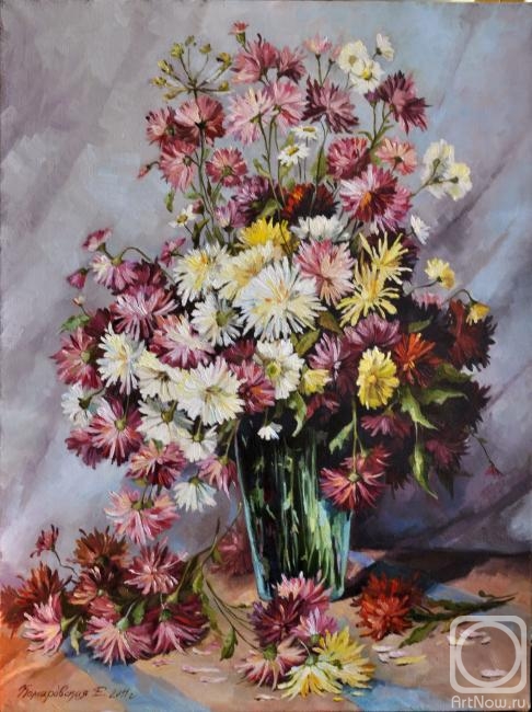 Komarovskaya Yelena. Chrysanthemums in a glass vase
