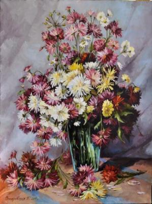 Chrysanthemums in a glass vase. Komarovskaya Yelena