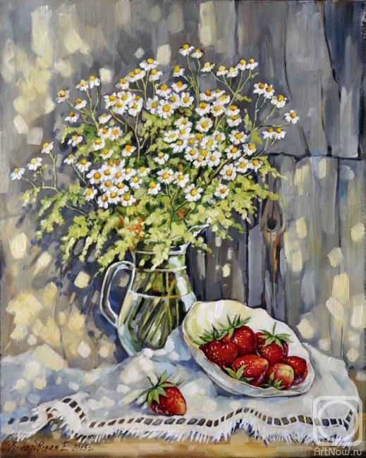 Komarovskaya Yelena. Still life with camomiles and strawberry