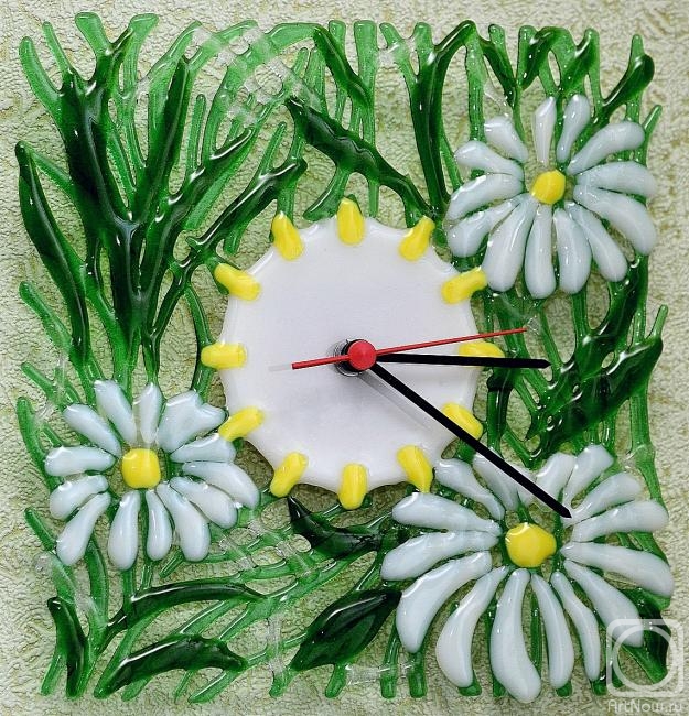 Repina Elena. Wall clock "Daisies in the Grass" glass fusing