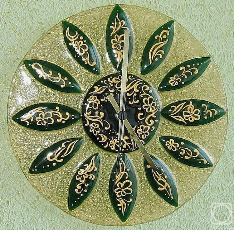 Repina Elena. Wall clock "Golden pattern" glass fusing