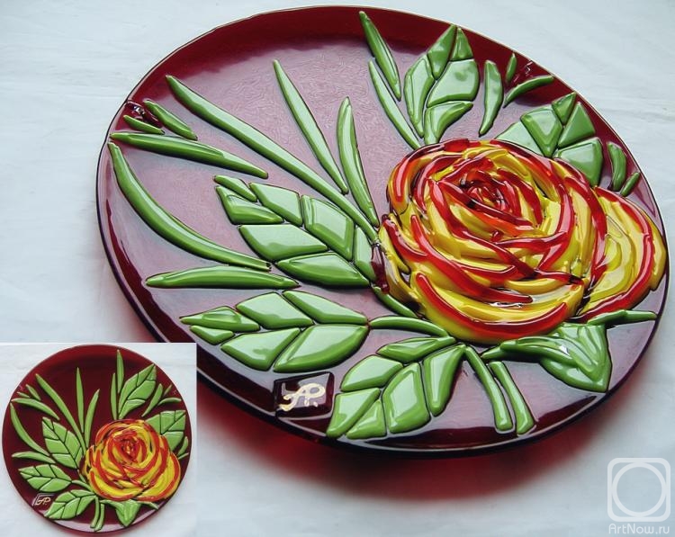 Repina Elena. Decorative dish-panno "Rose" glass fusing