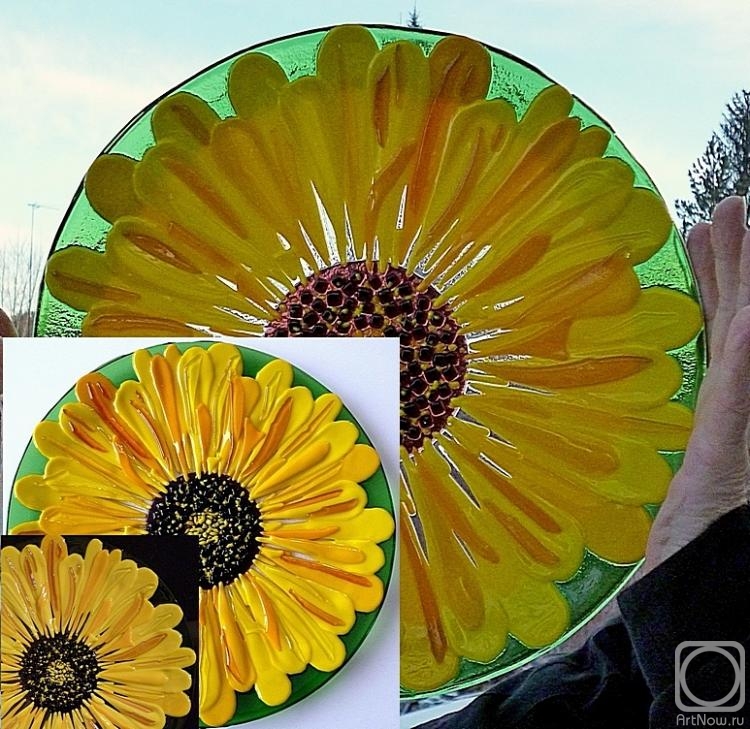 Repina Elena. A large dish for the holiday table "Sunflower" glass fusing